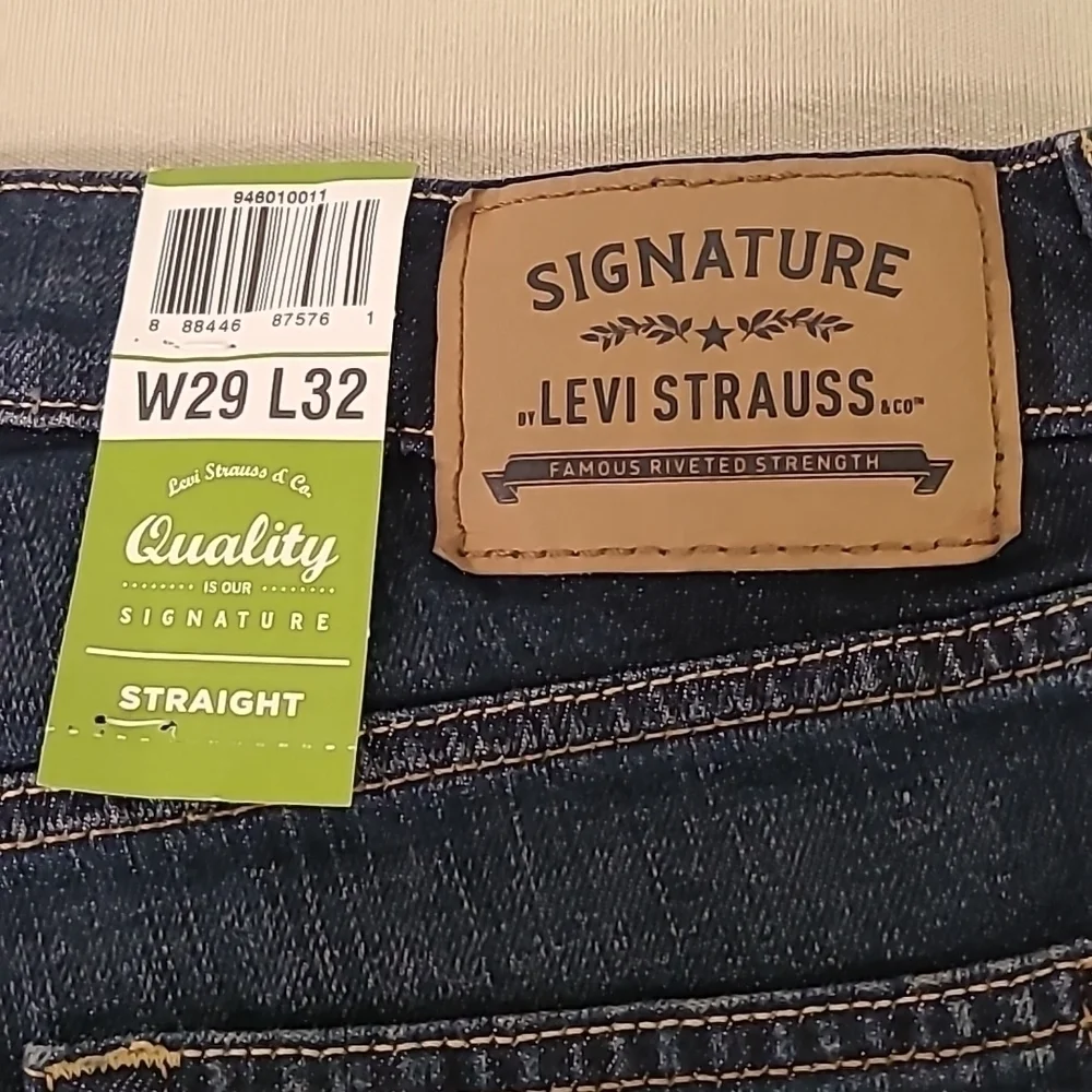 - NWT  LEVIS SIGNATURE Straight/FLEX Size 29 X 32 Men's